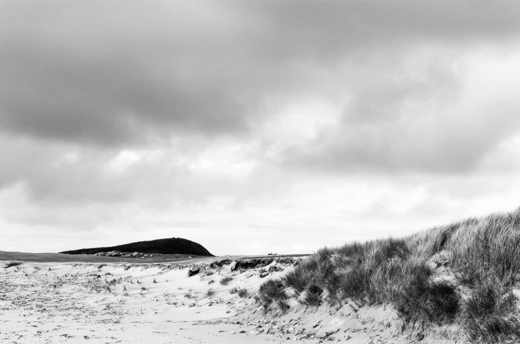 Ireland, Irlande, beach, black and white, bw, colline, connemara, hill, monochrom, monochrome, noir et blanc, paysage landscape, plage