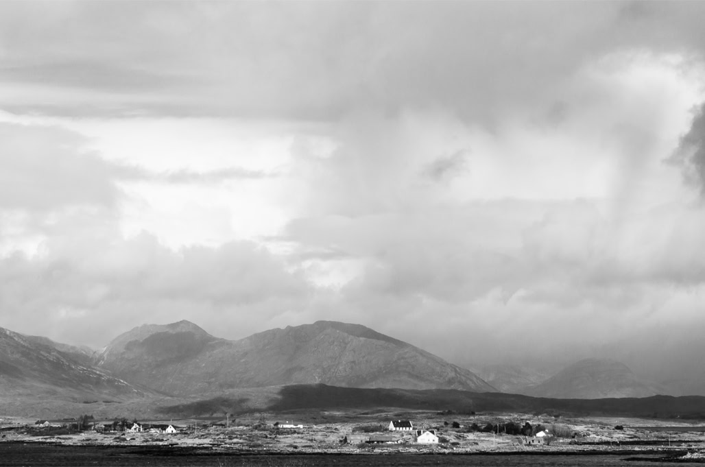 Ireland, Irlande, black and white, bw, colline, connemara, hill, house, lande, maison, monochrom, monochrome, moor, noir et blanc, ocean, paysage landscape