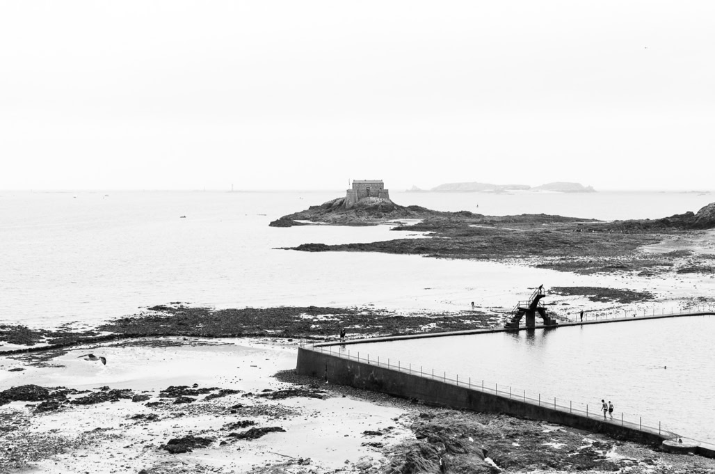 baigneur, black and white, bretagne, brittany, bw, diving platform, fort du petit bé, monochrom, monochrome, noir et blanc, ocean, piscine, plage de bon secours, plongeoir, rocher, rock, saint-malo, swimmer, swimming pool