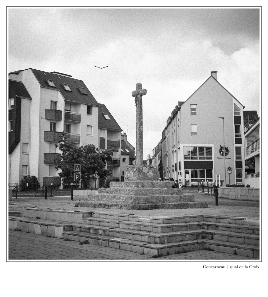 black and white, bretagne, brittany, bw, calvaire, calvary, croix, cross, monochrom, monochrome, noir et blanc