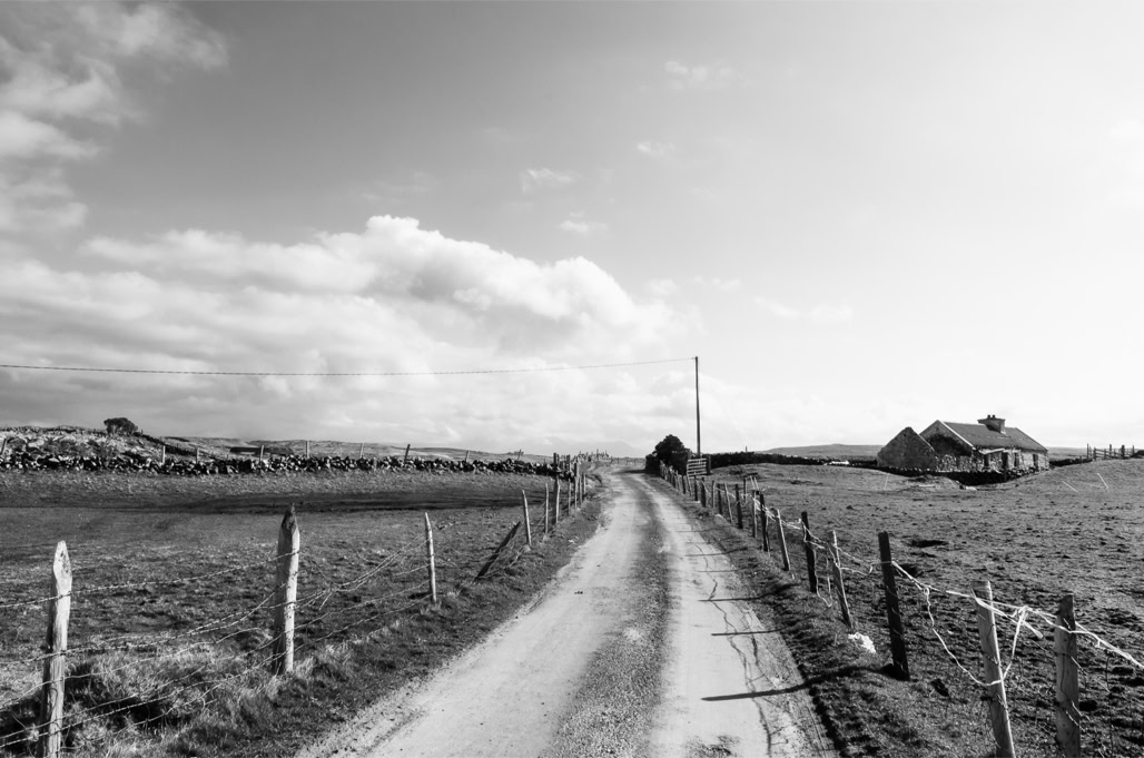 Ireland, Irlande, black and white, bw, connemara, house, maison, monochrom, monochrome, noir et blanc, paysage landscape, road, route