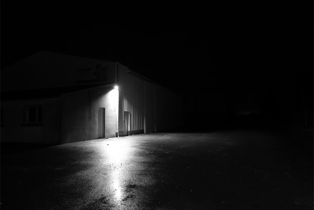 black and white, bretagne, brittany, bw, entrepôt, light, lumière, monochrom, monochrome, night, noir et blanc, nuit, warehouse