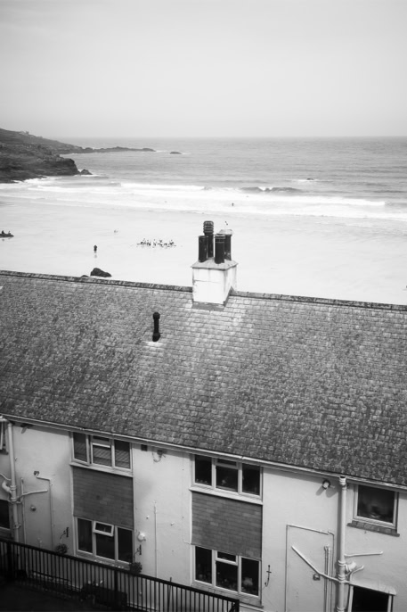UK, beach, black and white, bw, cornouailles, cornwall, england, house, maison, monochrom, monochrome, noir et blanc, plage, united kingdom