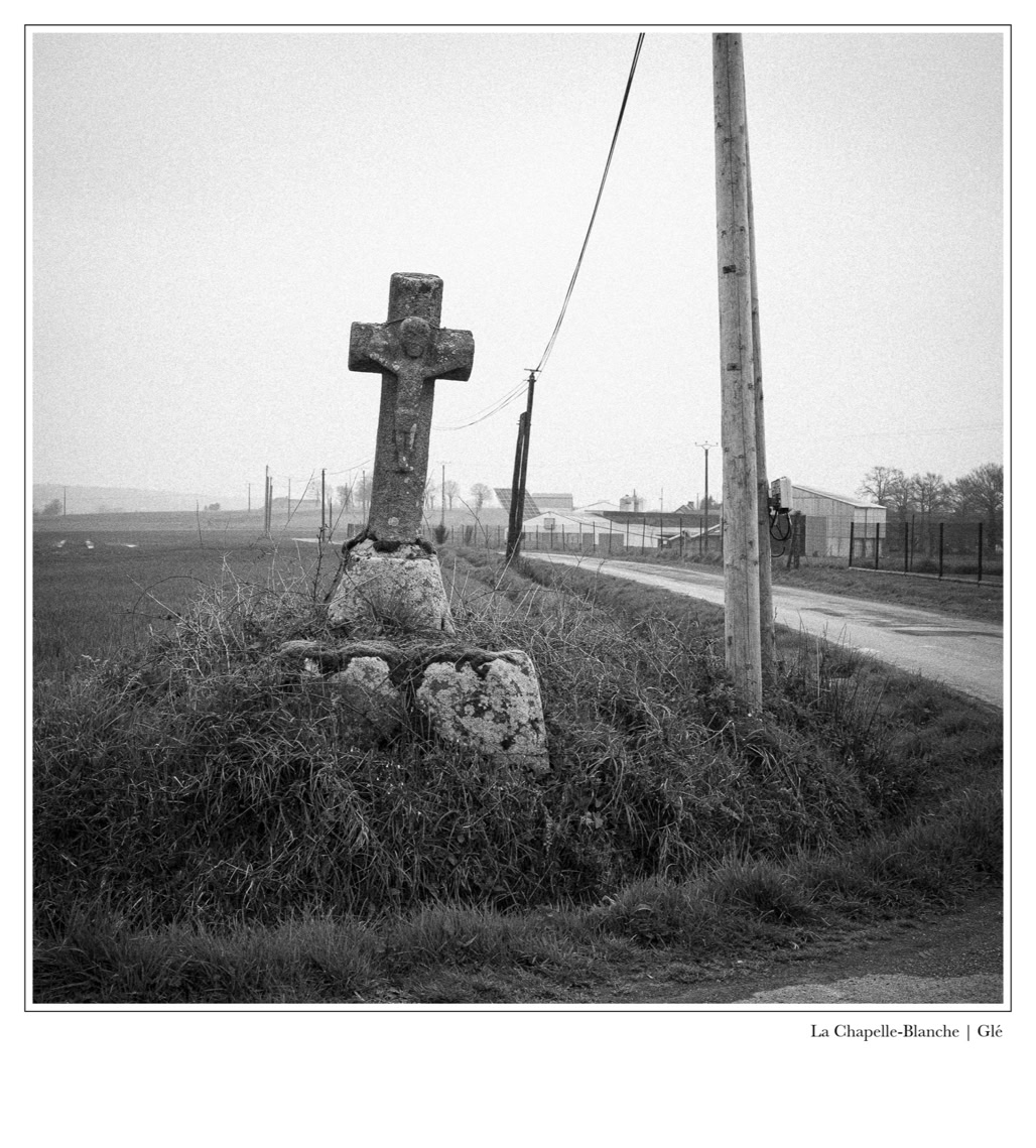 black and white, bretagne, brittany, bw, calvaire, calvary, croix, cross, monochrom, monochrome, noir et blanc