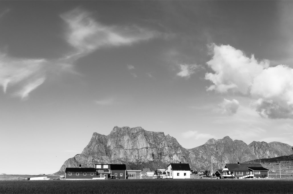 black and white, bw, farm, ferme, house, lofoten, maison, monochrom, monochrome, montagne, mountain, noir et blanc, norvège, norway