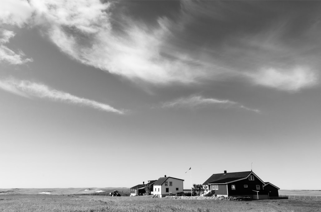 black and white, bw, farm, ferme, house, lofoten, maison, monochrom, monochrome, noir et blanc, norvège, norway