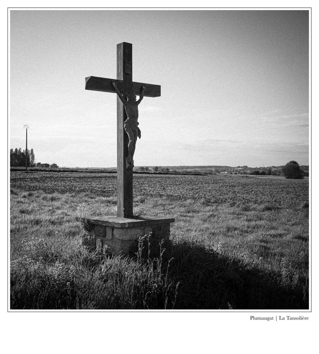 black and white, bretagne, brittany, bw, calvaire, calvary, croix, cross, monochrom, monochrome, noir et blanc
