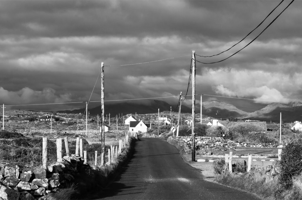 Ireland, Irlande, black and white, bw, connemara, house, maison, monochrom, monochrome, noir et blanc, paysage landscape, pole, poteau, road, route, twelve bens