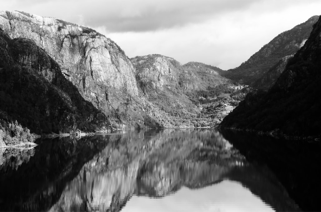 black and white, bw, fjord, monochrom, monochrome, montagne, mountain, noir et blanc, norvège, norway