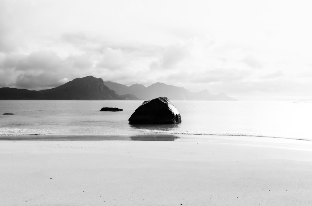 beach, black and white, bw, lofoten, monochrom, monochrome, montagne, mountain, noir et blanc, norvège, norway, ocean, plage, rocher, rock