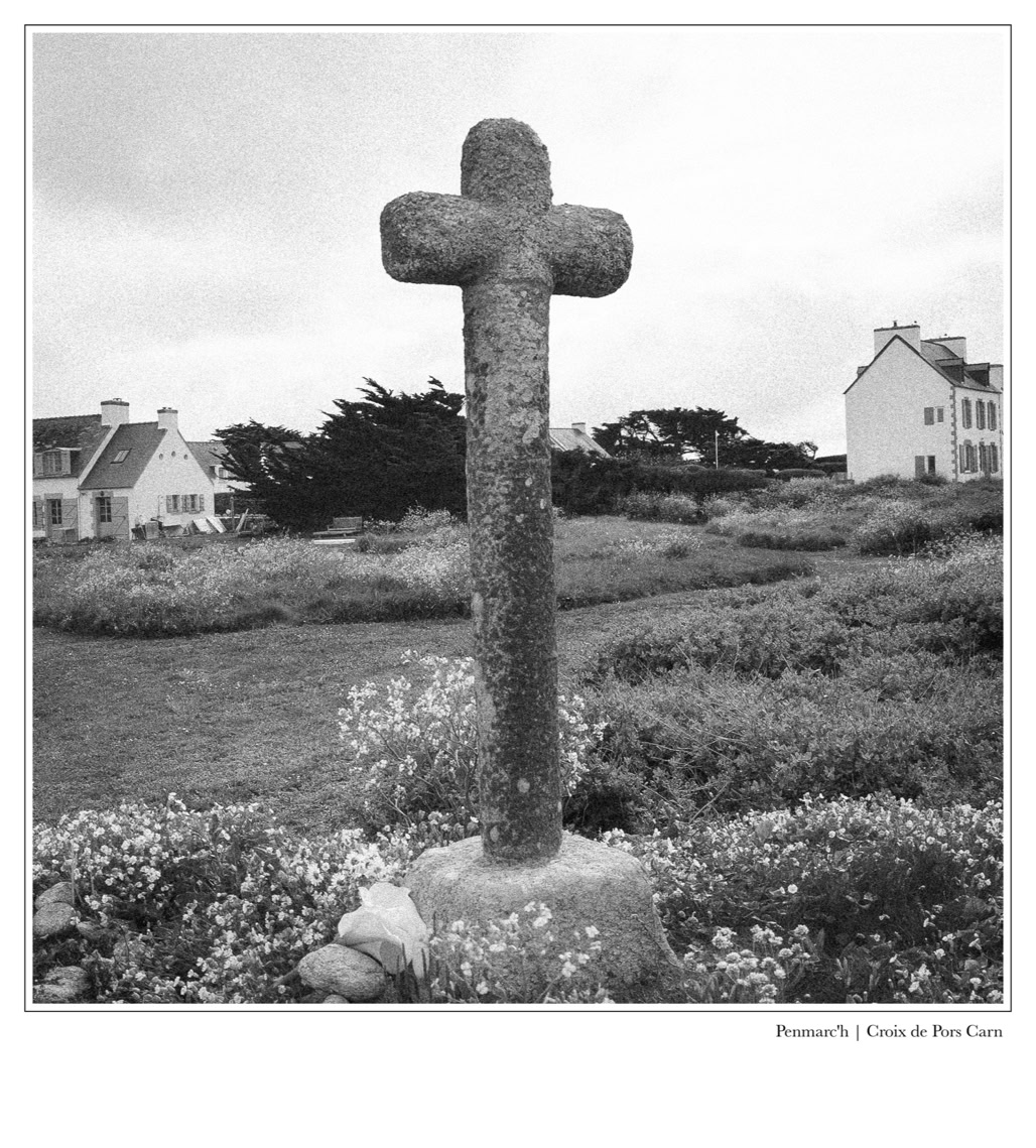black and white, bretagne, brittany, bw, calvaire, calvary, croix, cross, monochrom, monochrome, noir et blanc