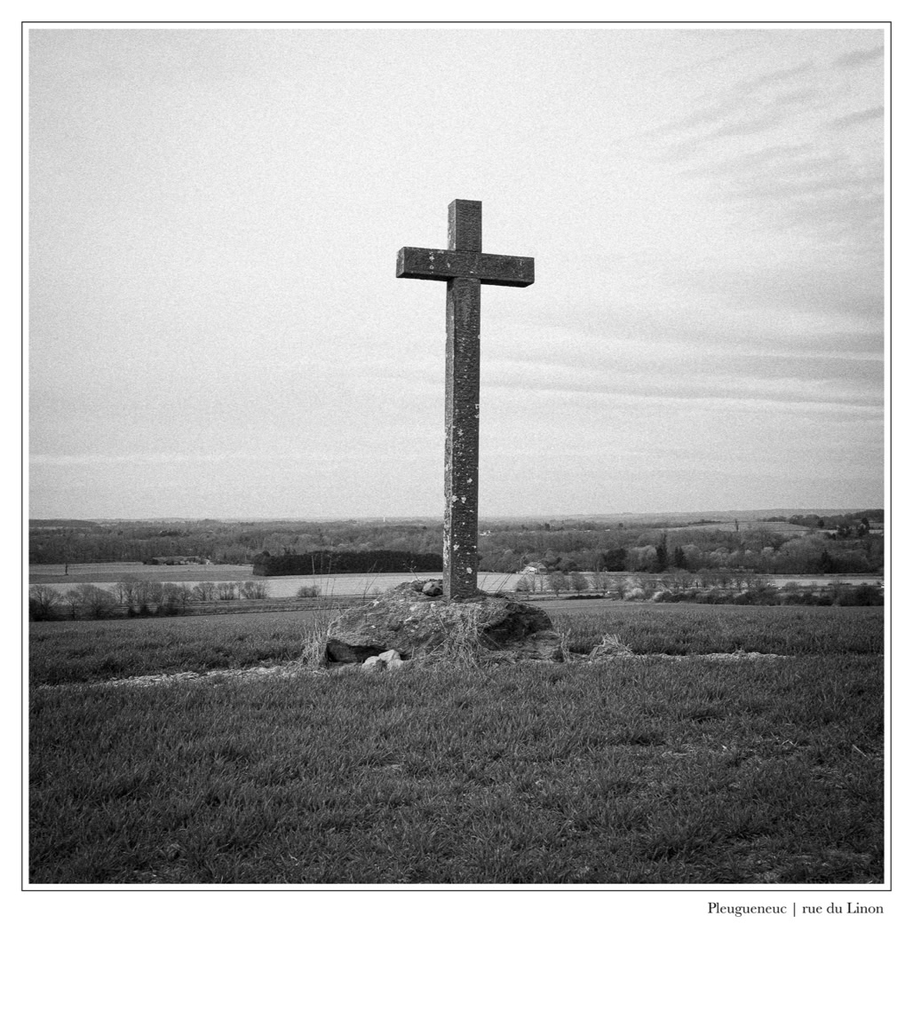 black and white, bretagne, brittany, bw, calvaire, calvary, croix, cross, monochrom, monochrome, noir et blanc