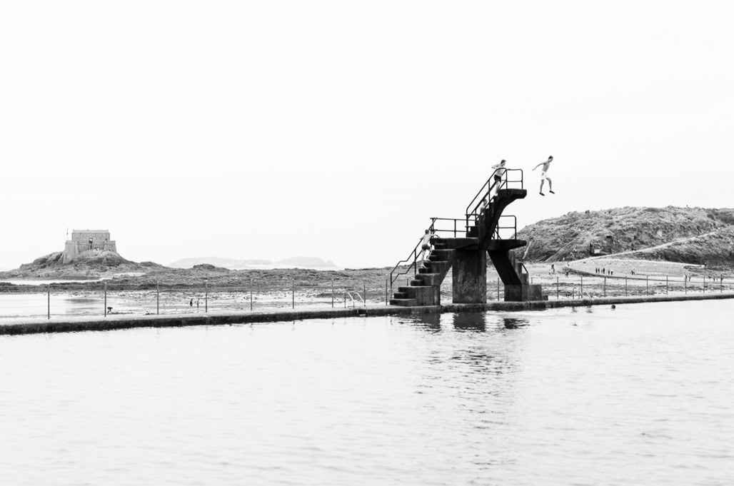 baigneur, black and white, bretagne, brittany, bw, diving platform, fort du petit bé, grand bé, monochrom, monochrome, noir et blanc, ocean, piscine, plage de bon secours, plongeoir, rocher, rock, saint-malo, swimmer, swimming pool
