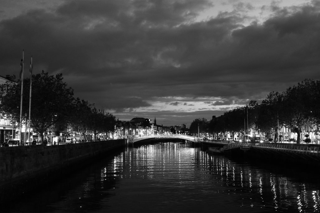 Ha'penny Bridge, Ireland, Irlande, black and white, bw, dublin, monochrom, monochrome, noir et blanc, oretail photography, rue, street