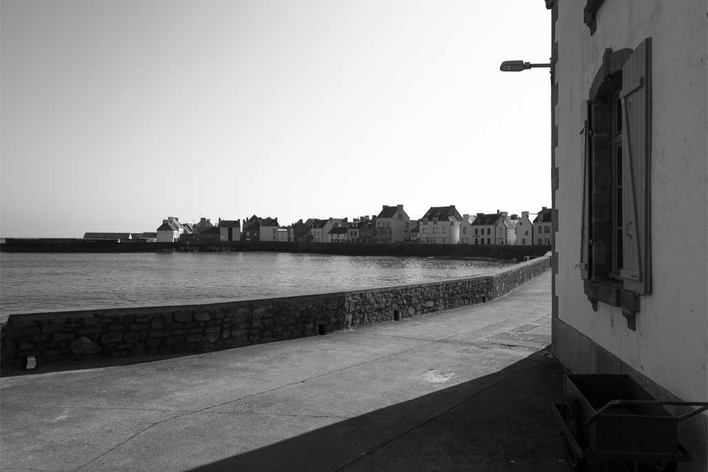 black and white, bretagne, brittany, bw, harbour, ile de sein, mer, monochrom, monochrome, noir et blanc, ocean, port, quai, quay, sea