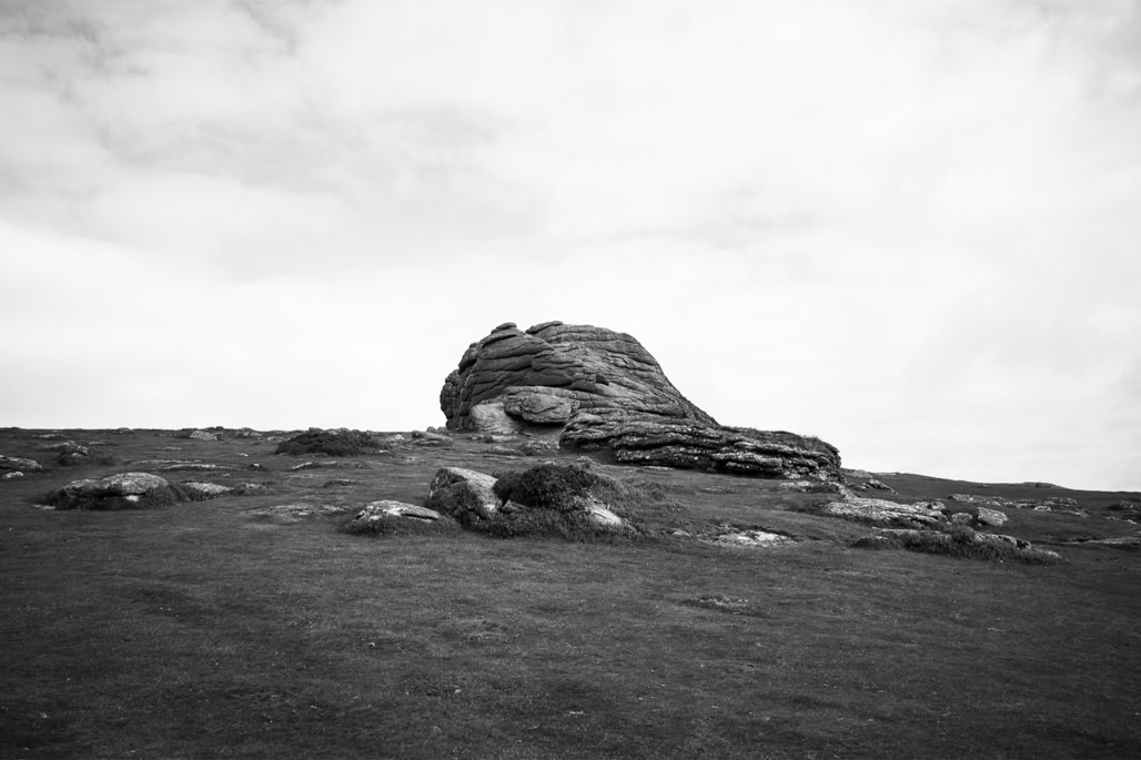 UK, black and white, bw, dartmoor, devon, england, haytor rocks, lande, monochrom, monochrome, moor, noir et blanc, rocher, rock, united kingdom