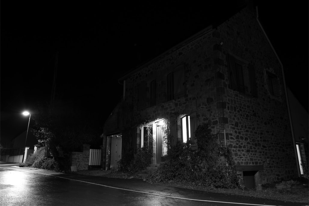 black and white, bretagne, brittany, bw, house, light, lumière, maison, monochrom, monochrome, night, noir et blanc, nuit, rue, street