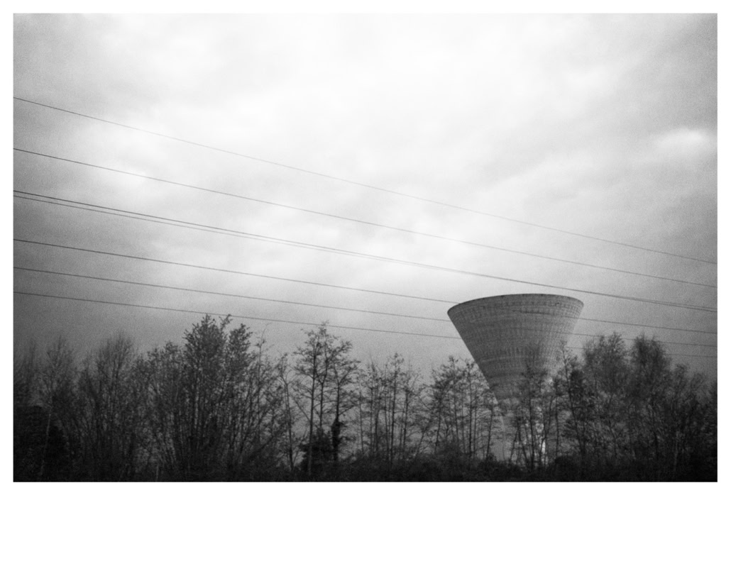 arbre, black and white, bretagne, brittany, bw, château d'eau, fil électrique, monochrom, monochrome, noir et blanc, tree, water tower, wire