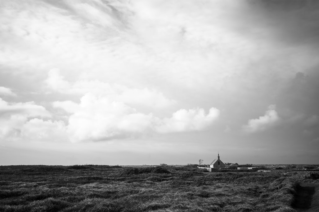 black and white, bretagne, brittany, bw, chapel, chapelle, lande, monochrom, monochrome, moor, noir et blanc, île de sein
