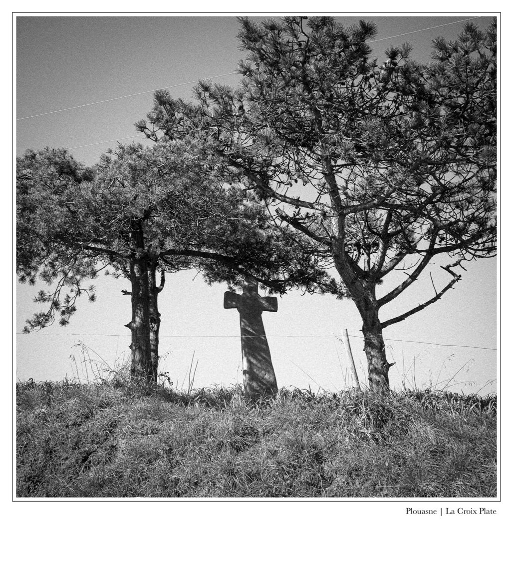 black and white, bretagne, brittany, bw, calvaire, calvary, croix, cross, monochrom, monochrome, noir et blanc