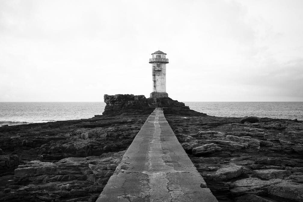 paysage, oretail photography,  olivier retail, black and white, bretagne, brittany, bw, digue, dike, ile de sein, jetée, lighthouse, mer, monochrom, monochrome, noir et blanc, ocean, phare, pier, rocher, rock, sea, landscape