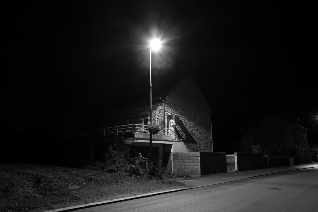 black and white, bretagne, brittany, bw, house, light, lumière, maison, monochrom, monochrome, night, noir et blanc, nuit, rue, street