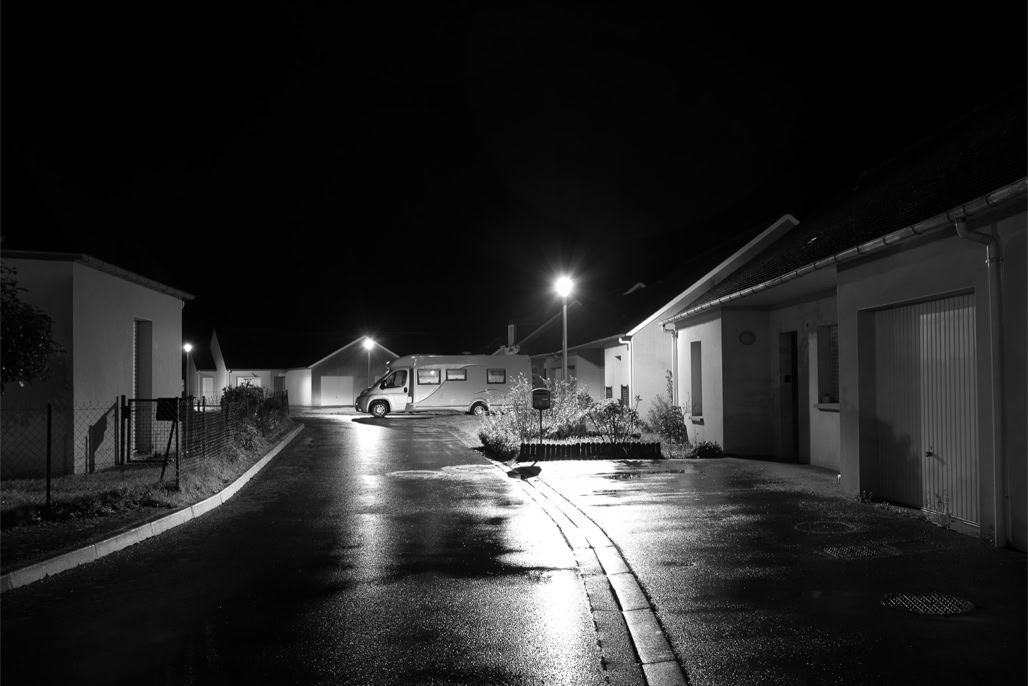 black and white, bretagne, brittany, bw, camping car, house, light, lumière, maison, monochrom, monochrome, night, noir et blanc, nuit