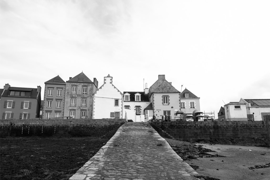black and white, bretagne, brittany, bw, harbour, house, ile de sein, maison, monochrom, monochrome, noir et blanc, port, quai, quay