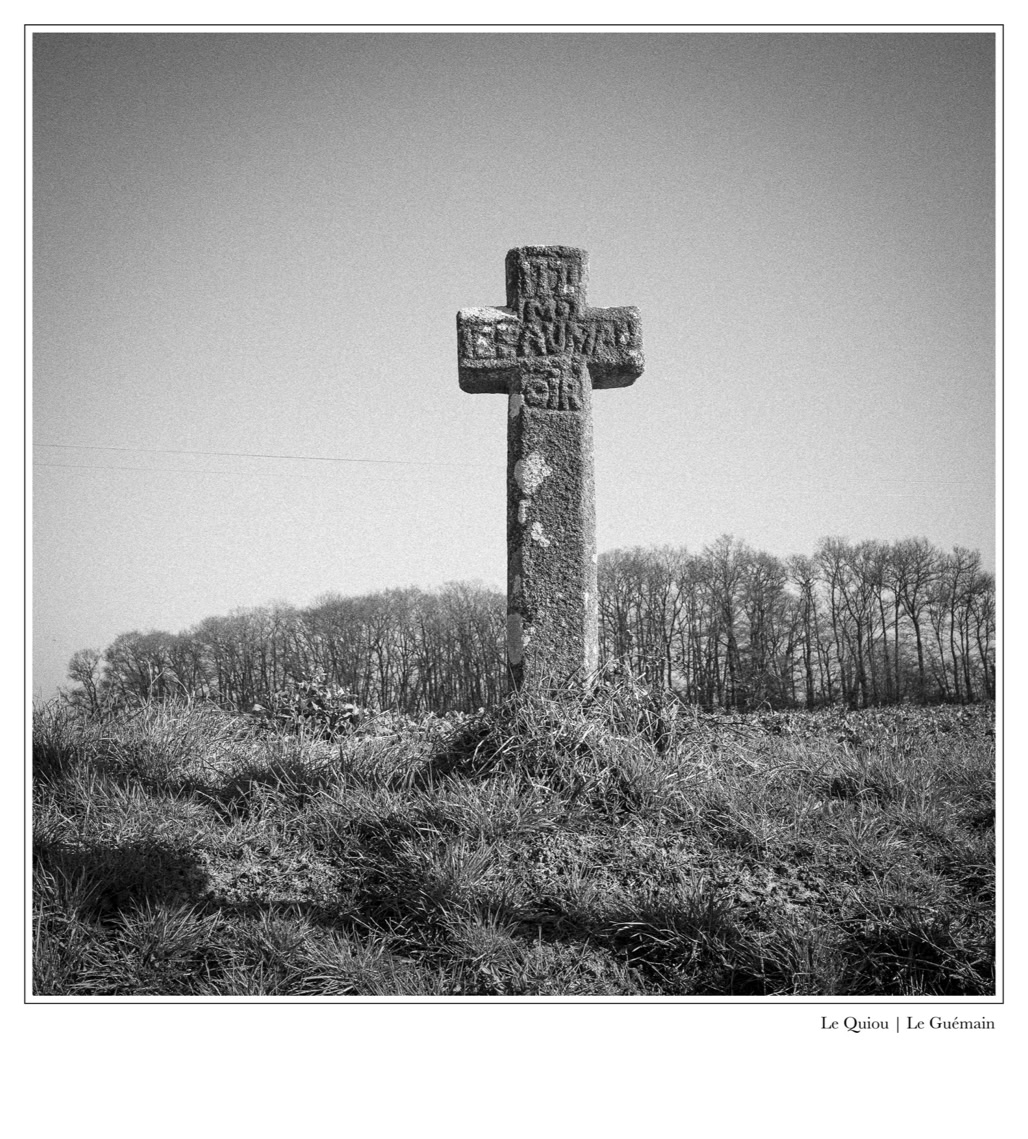 black and white, bretagne, brittany, bw, calvaire, calvary, croix, cross, monochrom, monochrome, noir et blanc