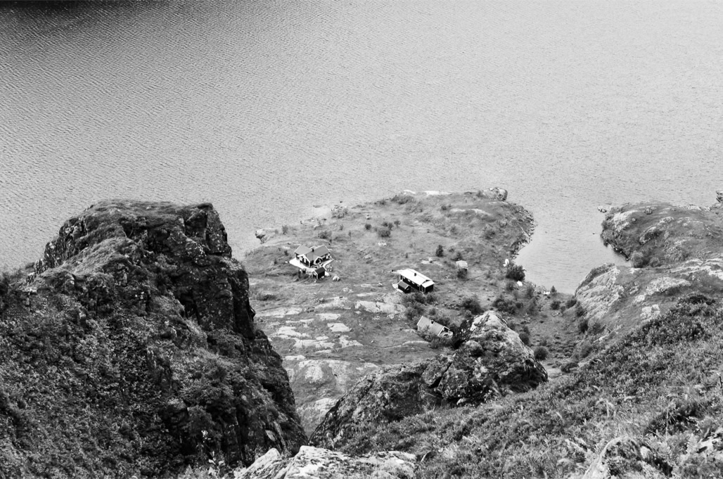 black and white, bw, house, lac, lake, lofoten, maison, monochrom, monochrome, montagne, mountain, noir et blanc, norvège, norway
