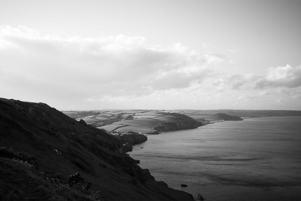 UK, black and white, bw, champ, cliff, devon, england, falaise, field, hallsands, mer, monochrom, monochrome, noir et blanc, sea, start point, united kingdom, village