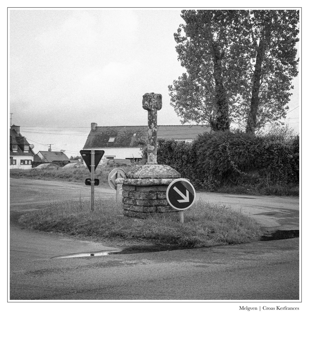 black and white, bretagne, brittany, bw, calvaire, calvary, croix, cross, monochrom, monochrome, noir et blanc