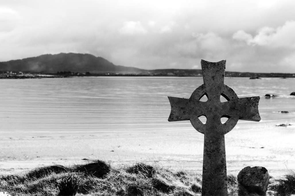 Ireland, Irlande, black and white, bw, connemara, croix, cross, grave, monochrom, monochrome, noir et blanc, paysage landscape, tombe