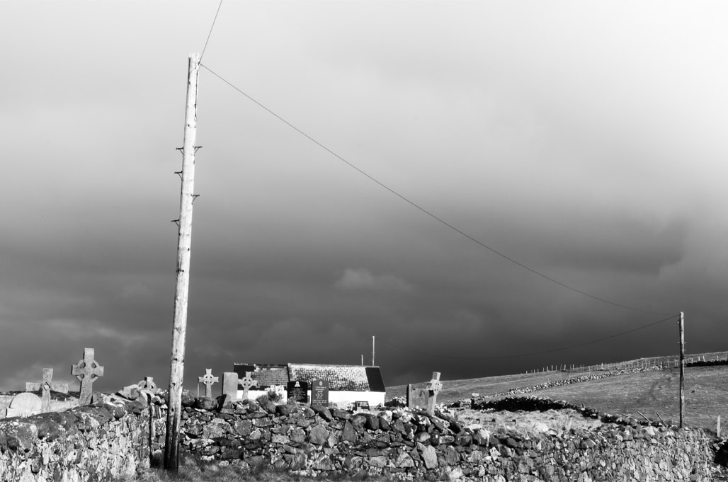 Ireland, Irlande, black and white, bw, cemetery, cimetière, connemara, house, maison, monochrom, monochrome, mur, noir et blanc, paysage landscape, pole, poteau, wall