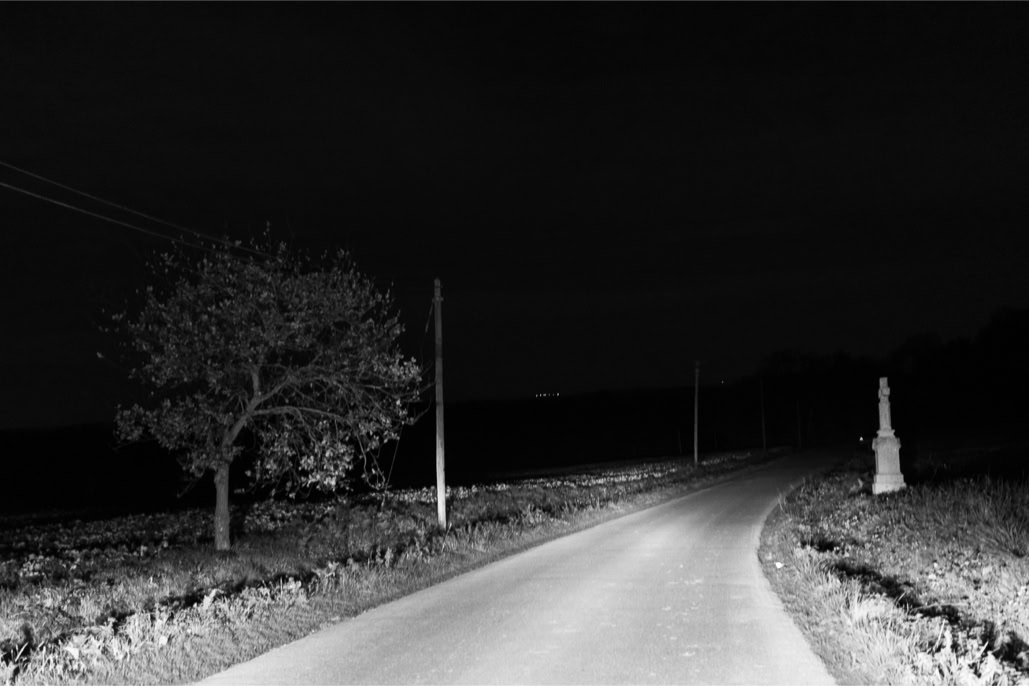 arbre, black and white, bretagne, brittany, bw, champ, croix, cross, diaoul, field, monochrom, monochrome, noir et blanc, pole, poteau, road, route, tree