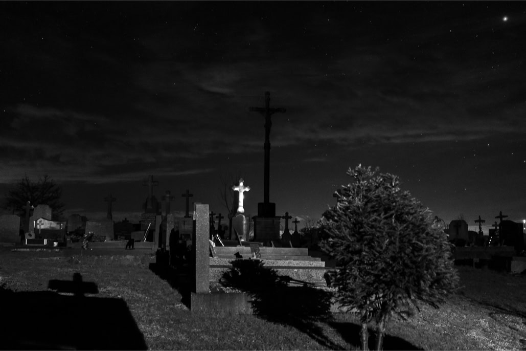 black and white, bretagne, brittany, bw, cemetery, cimetière, croix, cross, diaoul, grave, monochrom, monochrome, noir et blanc, tombe