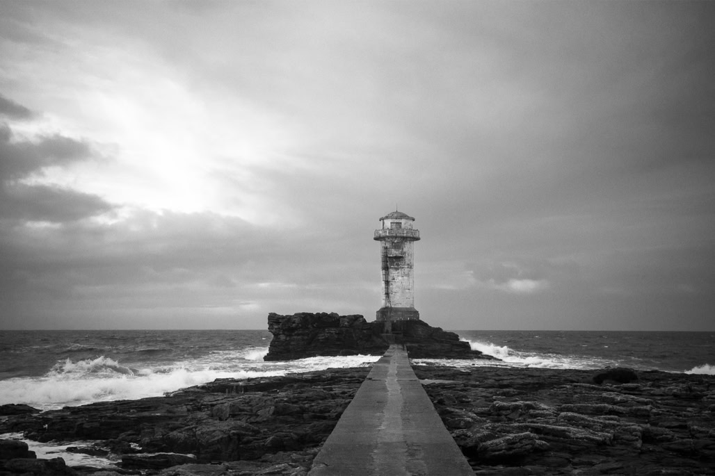 ar gueveur, black and white, bretagne, brittany, bw, jetée, lighthouse, monochrom, monochrome, noir et blanc, ocean, phare, pier, rocher, rock, île de sein