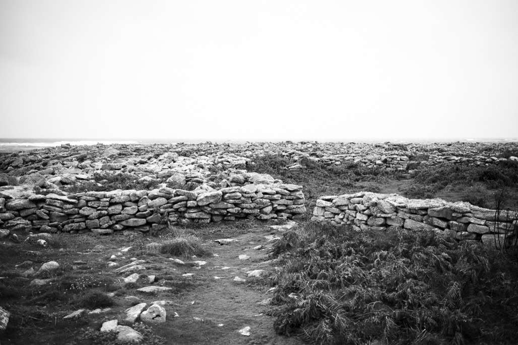 black and white, bretagne, brittany, bw, low wall, monochrom, monochrome, muret, noir et blanc, ocean, île de sein
