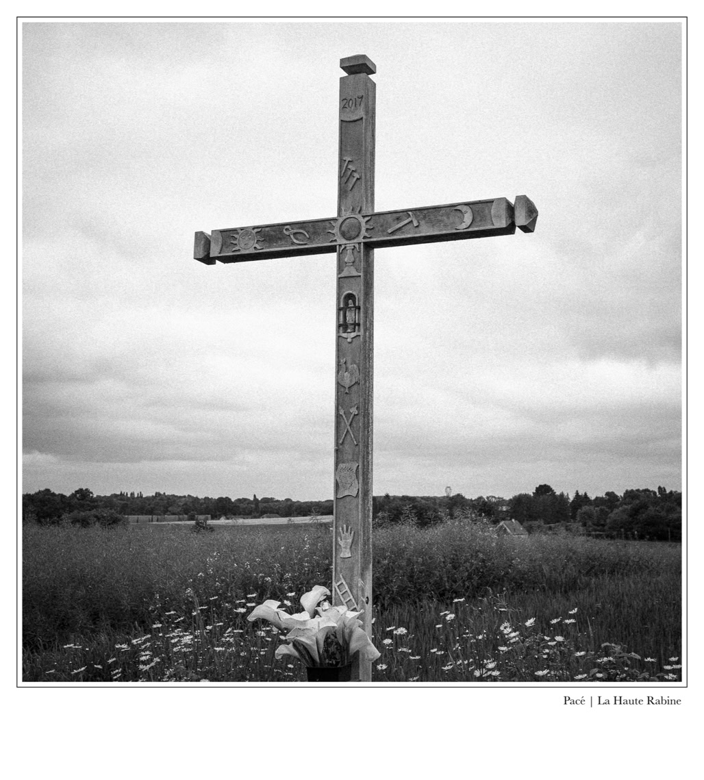 black and white, bretagne, brittany, bw, calvaire, calvary, croix, cross, monochrom, monochrome, noir et blanc