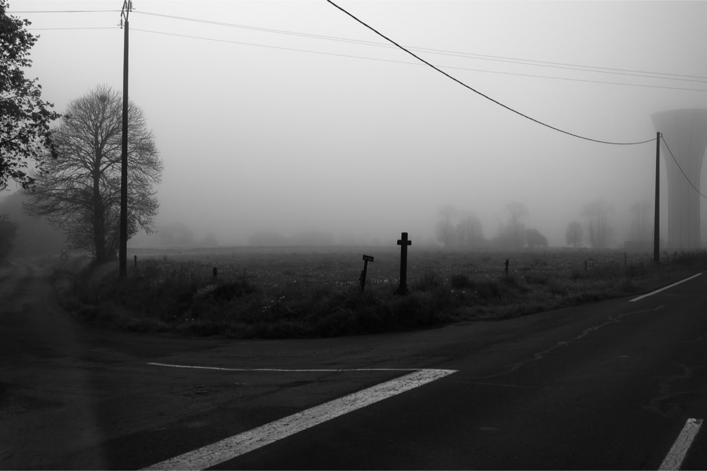 arbre, black and white, bretagne, brittany, brume, bw, champ, croix, cross, diaoul, field, mist, monochrom, monochrome, noir et blanc, post, poteau, road, route, tree