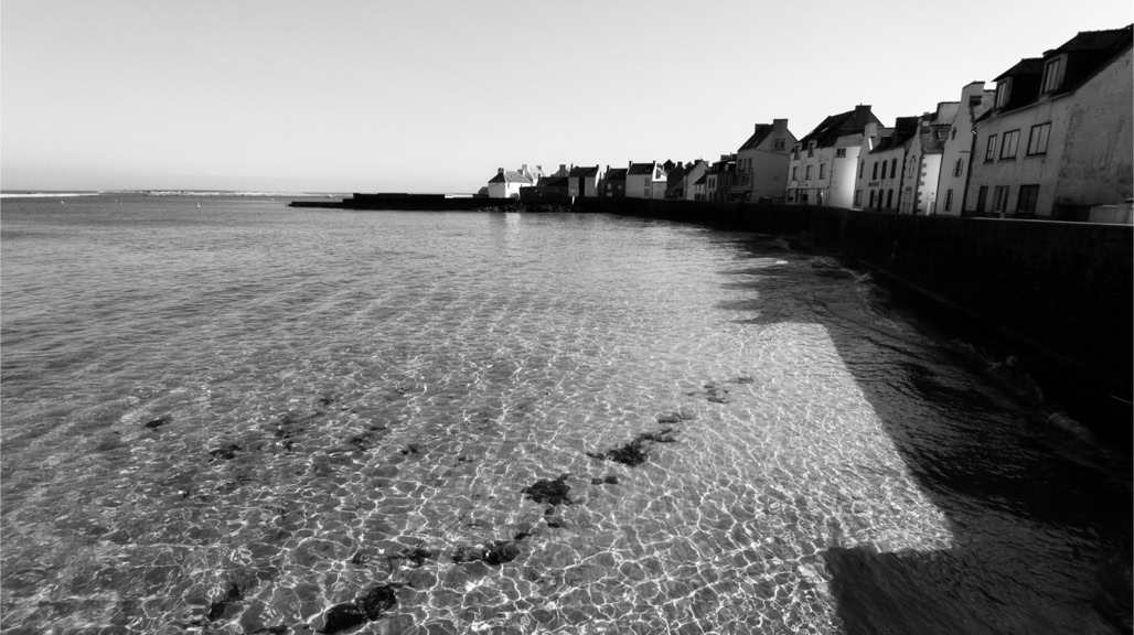 black and white, bretagne, brittany, bw, harbour, house, ile de sein, maison, mer, monochrom, monochrome, noir et blanc, ocean, port, quai, quay, sea