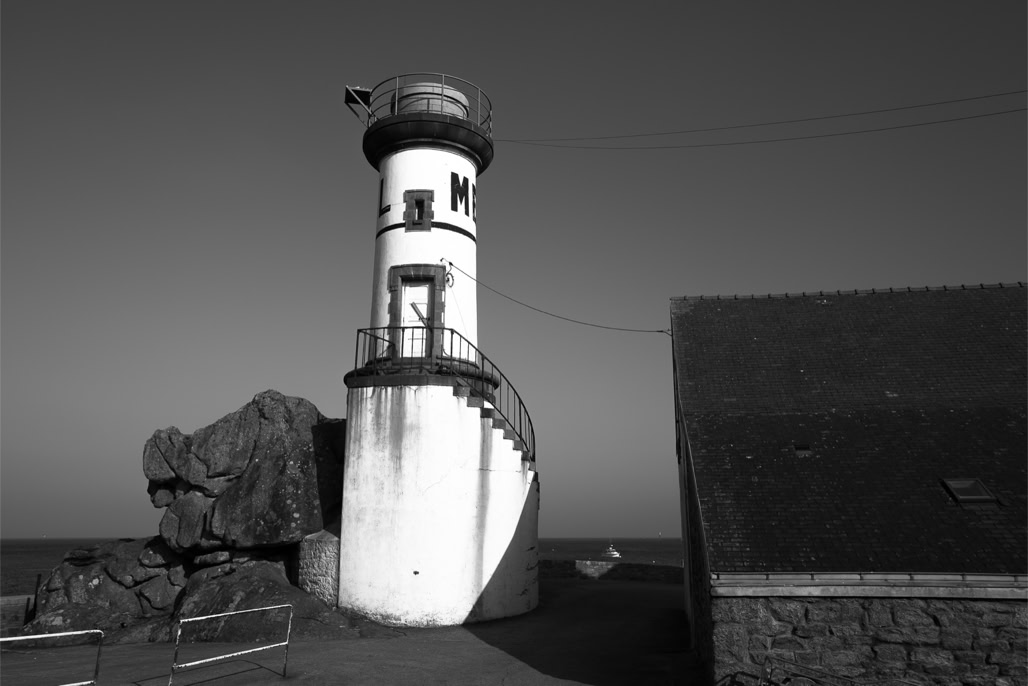 black and white, bretagne, brittany, bw, ile de sein, lighthouse, monochrom, monochrome, noir et blanc, phare, rocher, rock