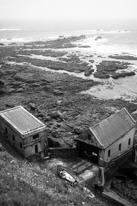UK, bateau, black and white, boat, bw, cornouailles, cornwall, england, house, maison, mer, monochrom, monochrome, noir et blanc, rocher, rock, ruin, ruine, sea, united kingdom