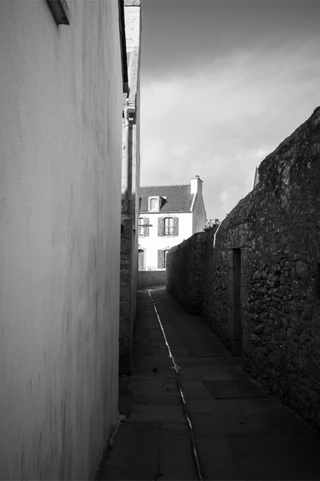 alley, black and white, bretagne, brittany, bw, house, maison, monochrom, monochrome, noir et blanc, ruelle, île de sein