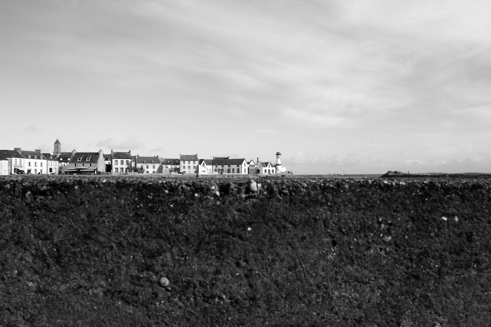 paysage, oretail photography,  olivier retail, black and white, bretagne, brittany, bw, harbour, house, ile de sein, lighthouse, maison, monochrom, monochrome, noir et blanc, phare, port, landscape