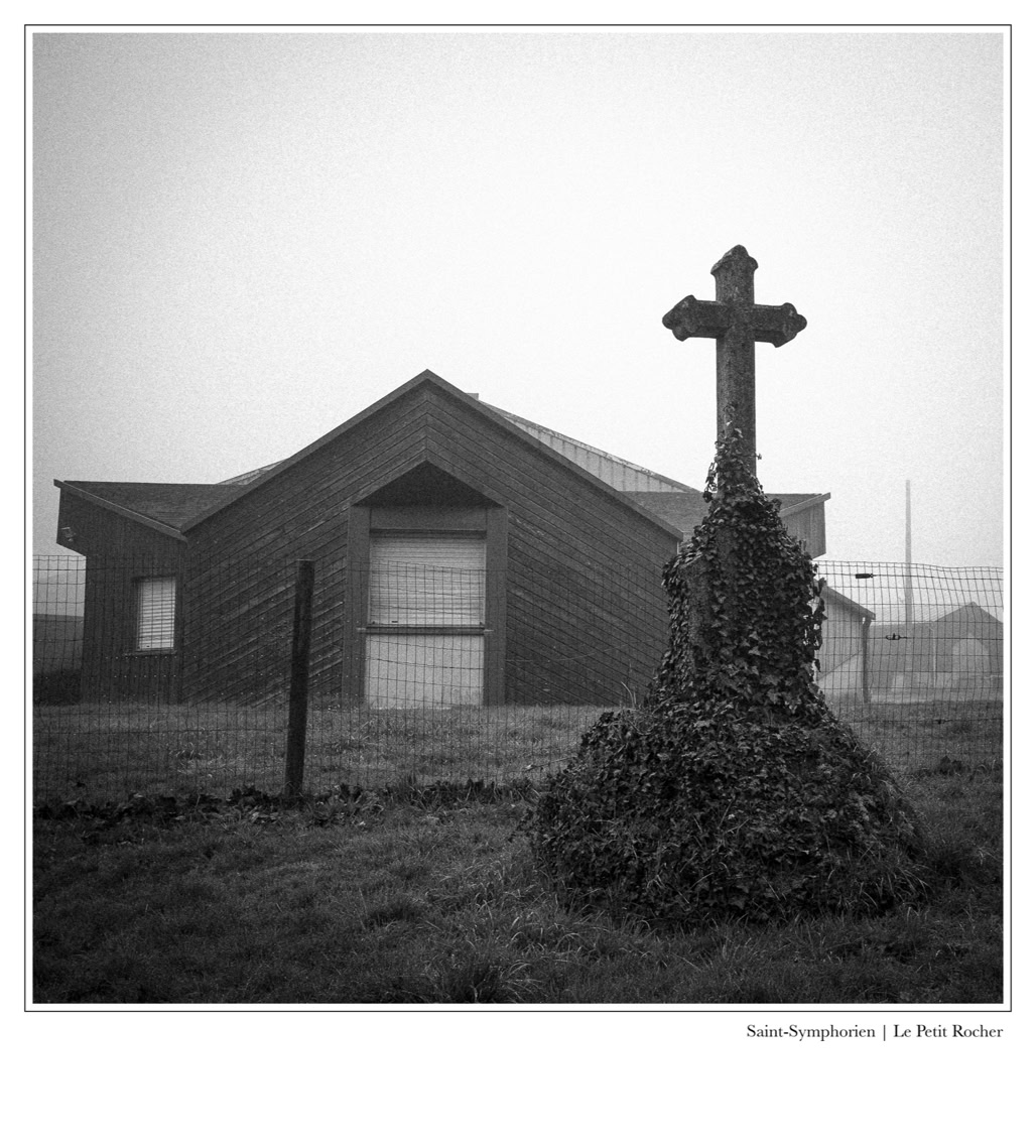 black and white, bretagne, brittany, bw, calvaire, calvary, croix, cross, monochrom, monochrome, noir et blanc