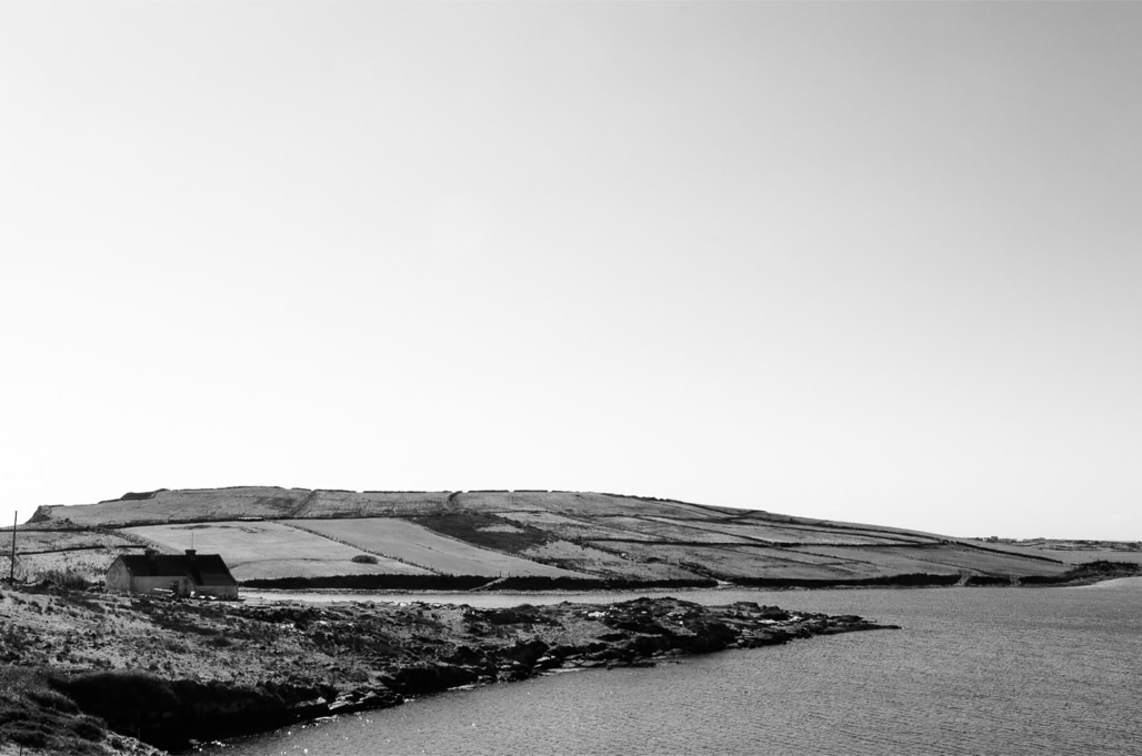 Ireland, Irlande, black and white, bw, connemara, house, lande, maison, monochrom, monochrome, moor, noir et blanc, ocean, paysage landscape