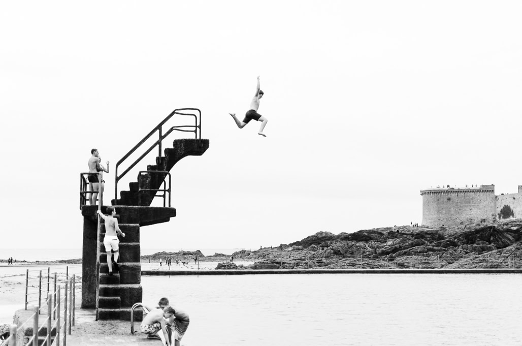 baigneur, black and white, bretagne, brittany, bw, diving platform, monochrom, monochrome, noir et blanc, ocean, piscine, plage de bon secours, plongeoir, rocher, rock, saint-malo, swimmer, swimming pool