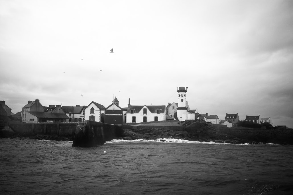 black and white, bretagne, brittany, bw, harbour, house, jetée, lighthouse, maison, men brial, monochrom, monochrome, noir et blanc, ocean, phare, pier, port, île de sein