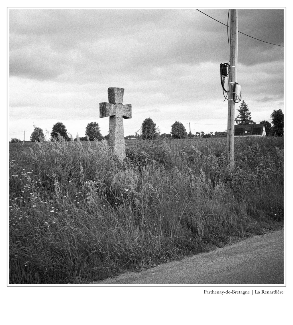black and white, bretagne, brittany, bw, calvaire, calvary, croix, cross, monochrom, monochrome, noir et blanc